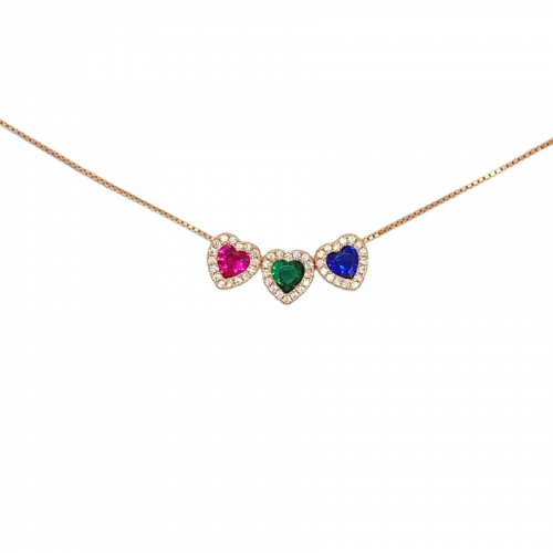 Collana argento rosé trilogy di cuori con zirconi rubino, zaffiro, smeraldo e con contorno pavé zirconi